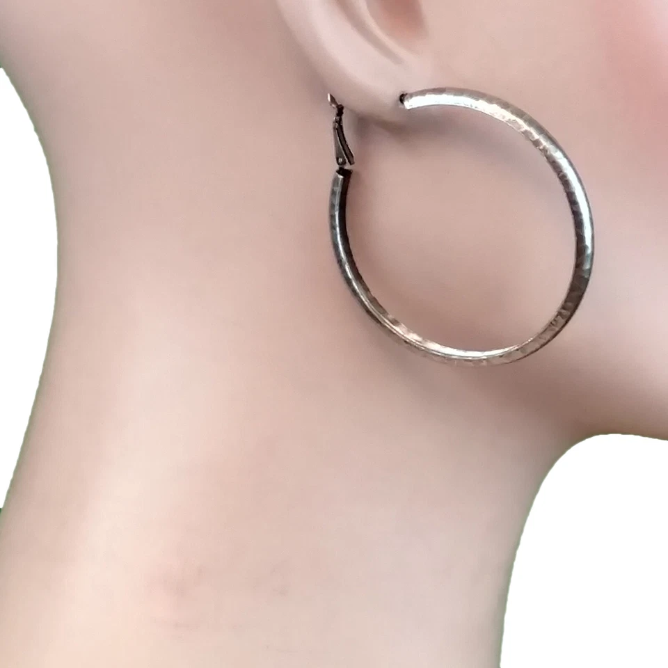 Pendientes de aro grandes martillados Ky & Co 2 3/8" hechos en EE. UU. - tono buey plateado Foto 3 de 4