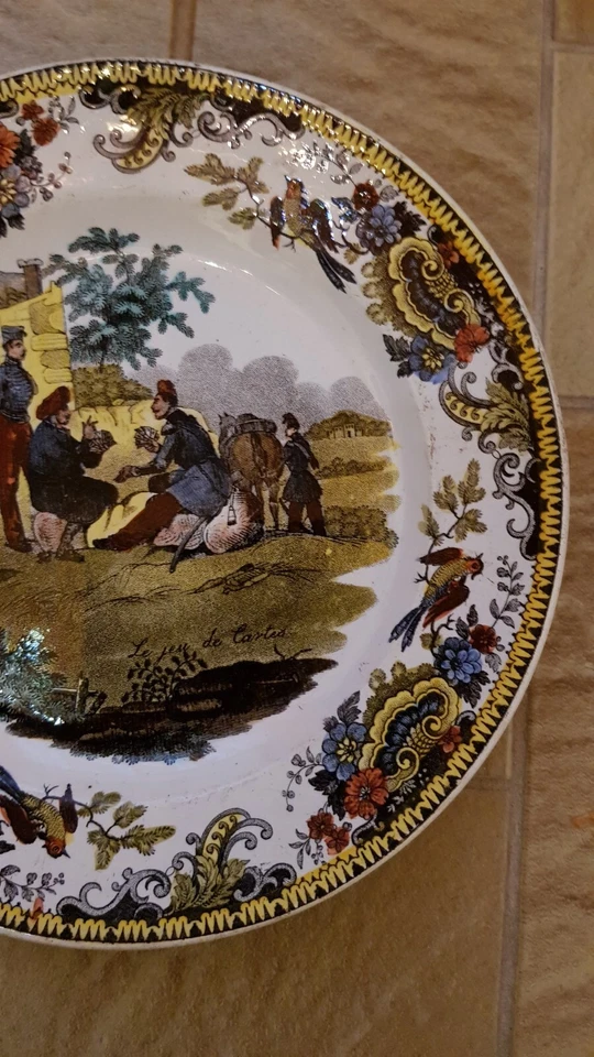 Très ancienne assiette colorée  La partie de cartes - Photo 2/4