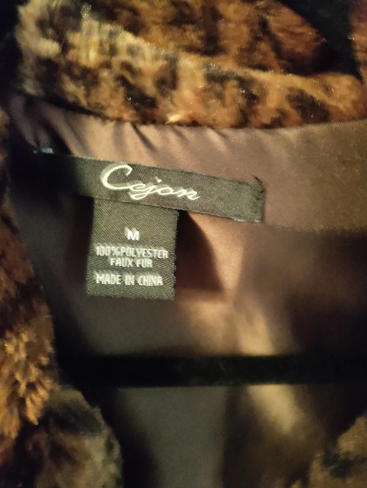 Chaleco Chaqueta con Gancho Frontal de Piel Sintética Estampado Animal Glamour con Talla M Usado en Excelente Condición Foto 2 de 4