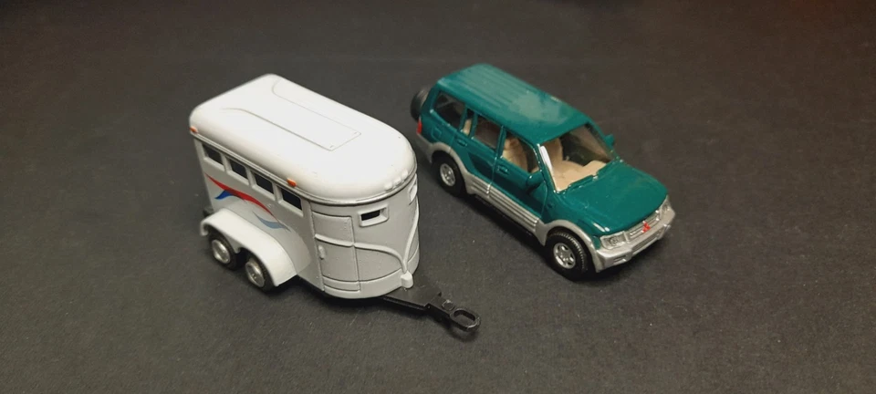 PAJERO CON TRASPORTO CAVALLI - Joy City 1/72 - pressofuso e plastica - lotto 1 - Immagine 3 di 4