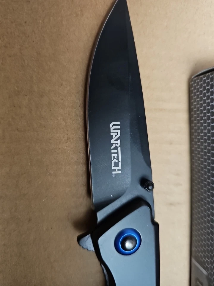 Cuchillo plegable táctico Wartech con clip y detalles azules Pwt420bk Foto 2 de 4