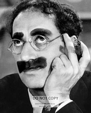 GROUCHO MARX LEGENDARY COMEDIC ACTOR - 8X10 PHOTO (DA-276)
