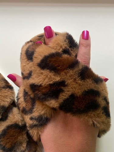 Fuzzy Open Toe Cross Band Leopard Slippers Big Kids Sz 2 Great Condition - Picture 3 of 4