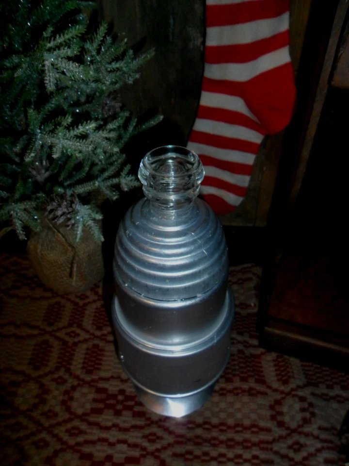 Árbol de Navidad primitivo, filtros de cafetera de metal antiguo, lata de magdalenas y tapa de vidrio Foto 4 de 4