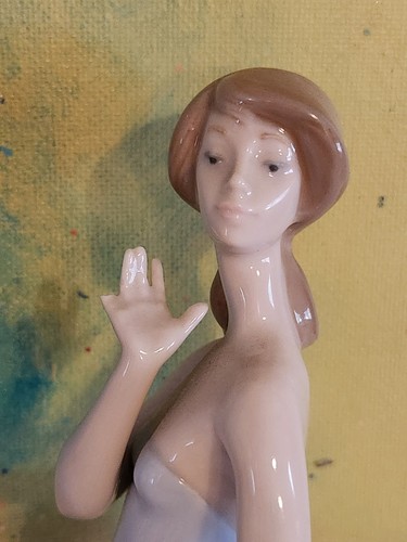 Lladro Figurine Coquette 5599 Broken Pinky 8.5" tall Flowered Hat Flirting Girl - Picture 5 of 10
