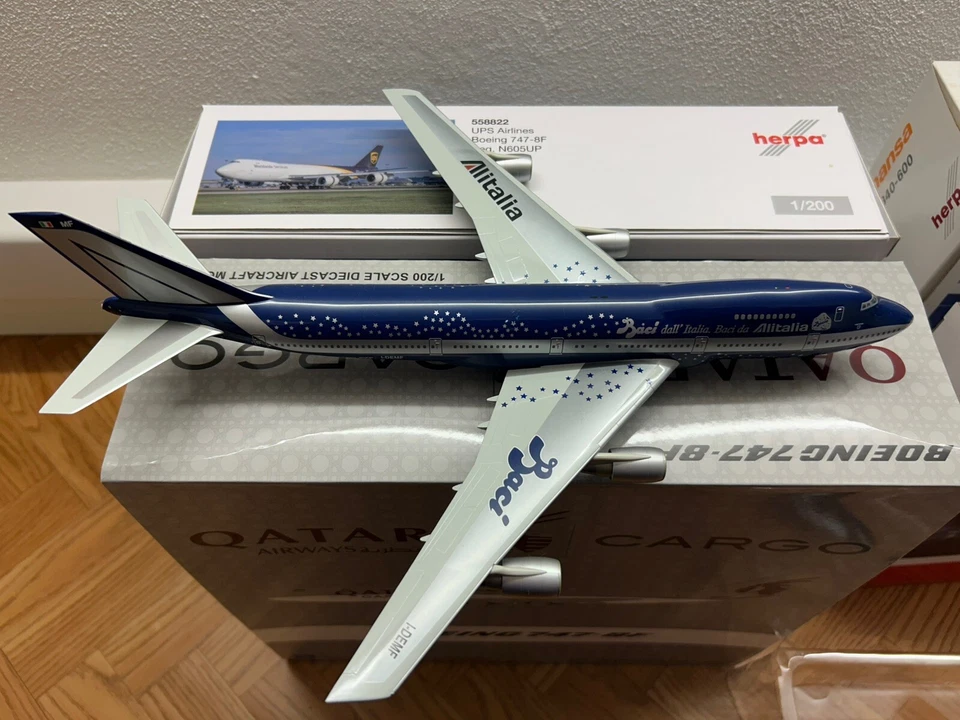 HERPA 1/200 BOEING 747-200 ALITALIA BACI 550475 W/STAND JUMBO - Immagine 3 di 4