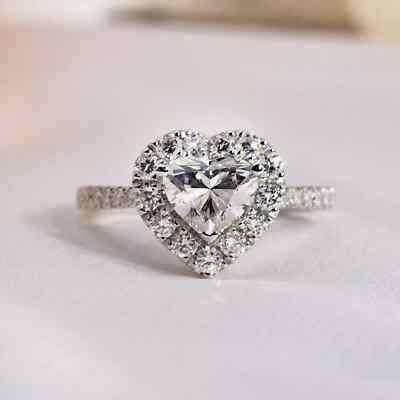 Halo Set 2,67 TCW Herzschliff Moissanit Verlobungsring in 14K Weißgold vergoldet