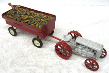 VINTAGE ERTL  1/16 FORDSON TRACTOR INTERNATIONAL WAGON LOAD OF CORN FARM TOY
