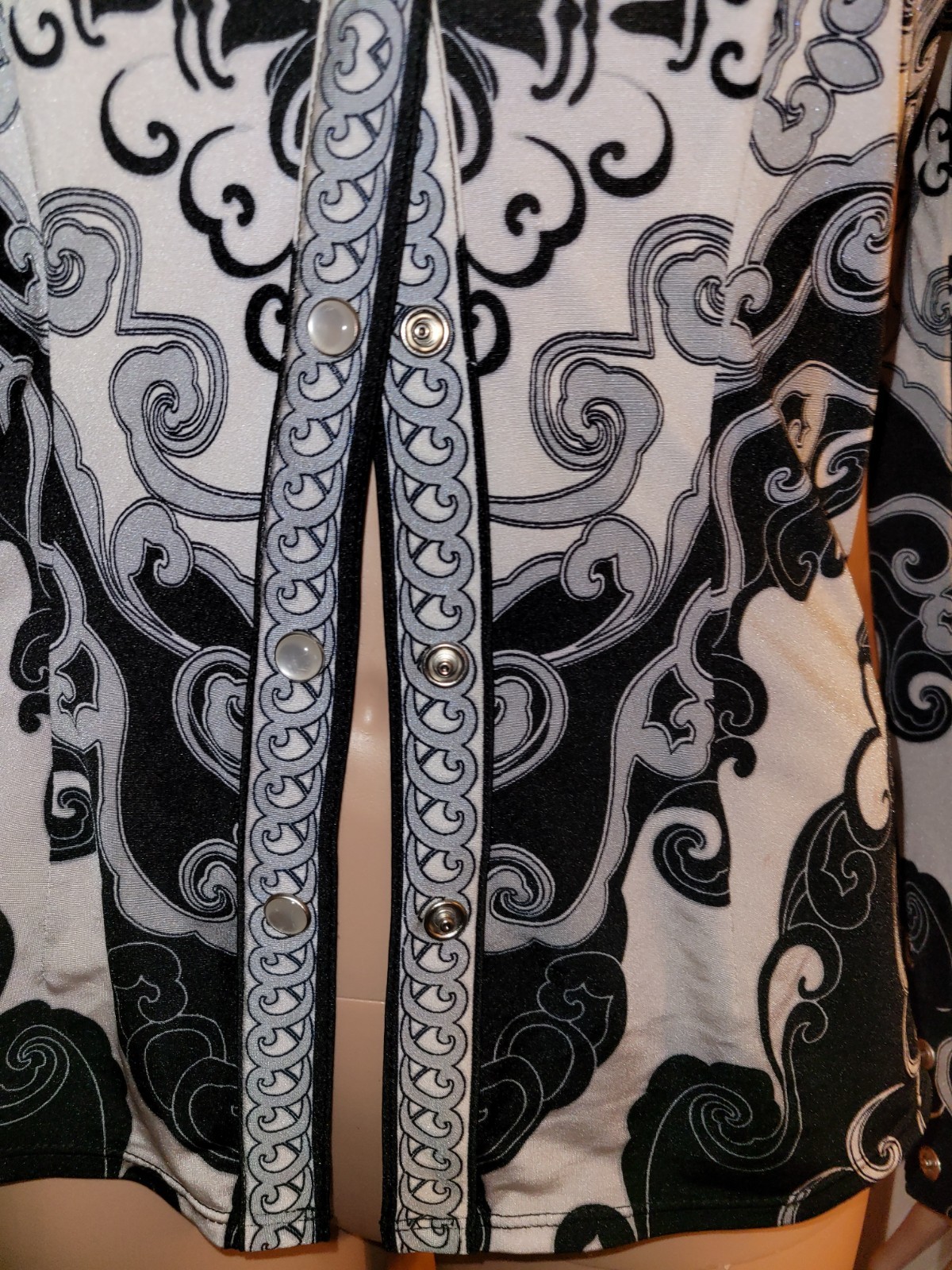 Cache Black And White Form Fitting Snap Button Sh… - image 10