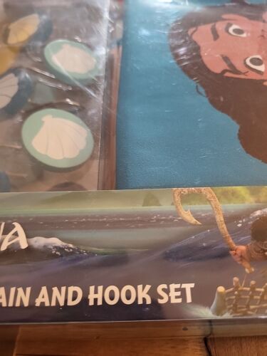 Disney Moana Fabric Shower Curtain 70in x 72in & 12 Seashell Hook Set NEW - Picture 1 of 1