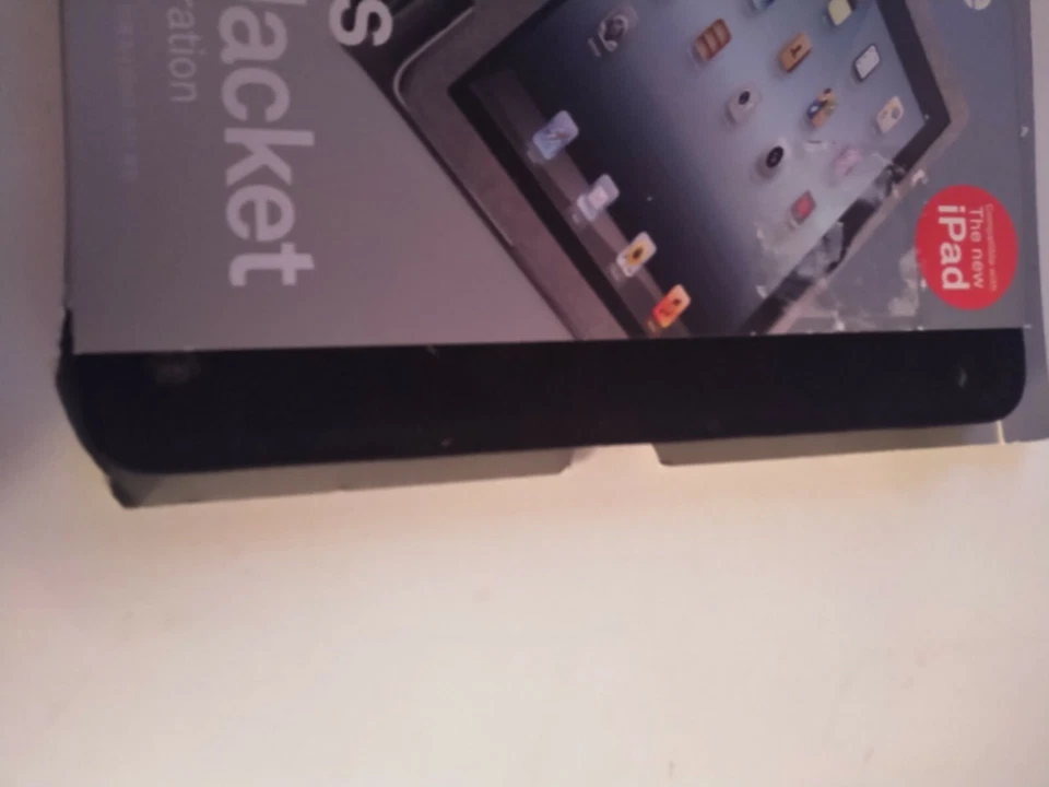 Incase Magazine Jacket For iPad 3rd Gen Cranberry/White - Image 3 of 4