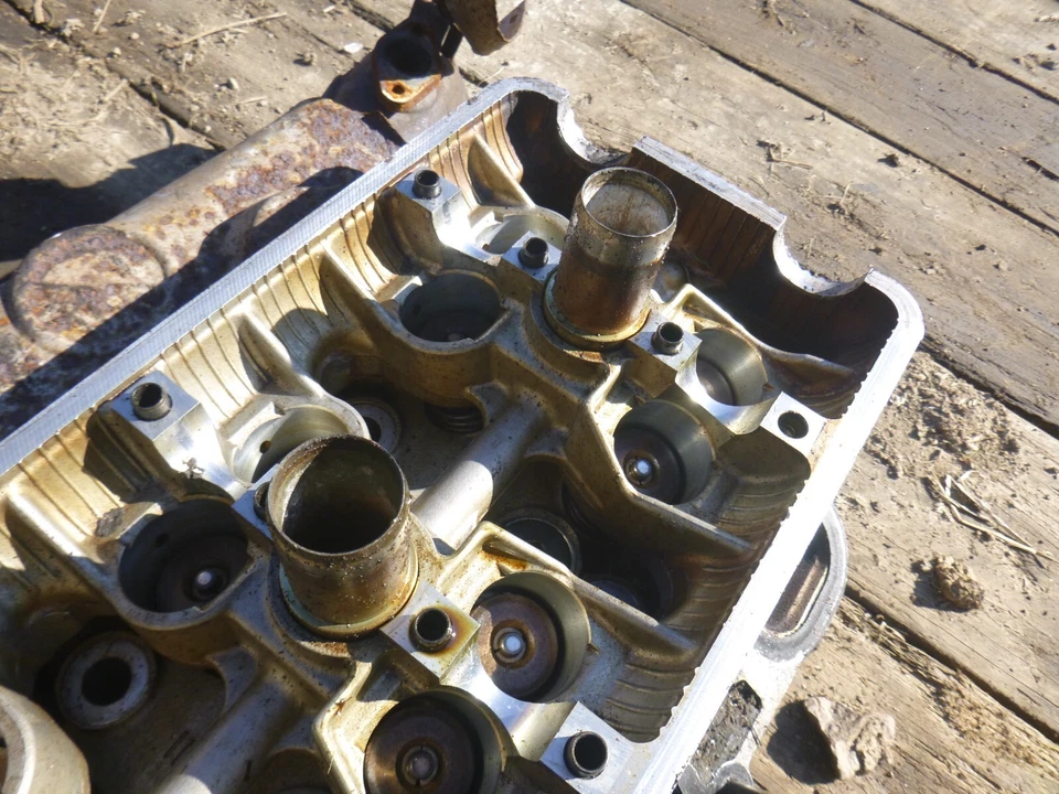 2002 Chevrolet Tracker Cylinder Head PASSENGER SIDE 2.5L Suzuki - Image 3 of 4