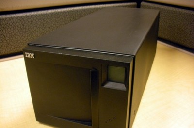 IBM LTO Ultrium 700GB/1.4TB External Tape Autoloader 19P4608 19P3314 96-4040-01