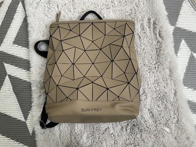 Suri Frey ~ Rucksack 3D Optik ~ Kunststoff ~ Khaki ~ 29 x 40 cm ~ Fast Neu 