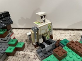 Lego Minecraft The Iron Golem 21123, The Dungeon 21119 , And The Cave 21113 LOT 
