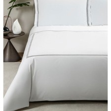 Edredón FRETTE Clásico Crujiente Blanco Algodón Percal con Borde Gris Bordado King