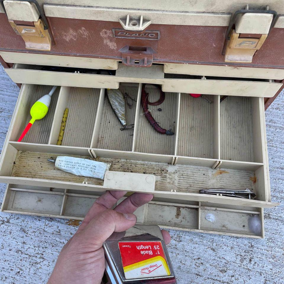 Boîte De Pêche Vintage Plano 757 - 4 Tiroirs Avec Leurres Et Accessoires - Voir Vidéo YouTube