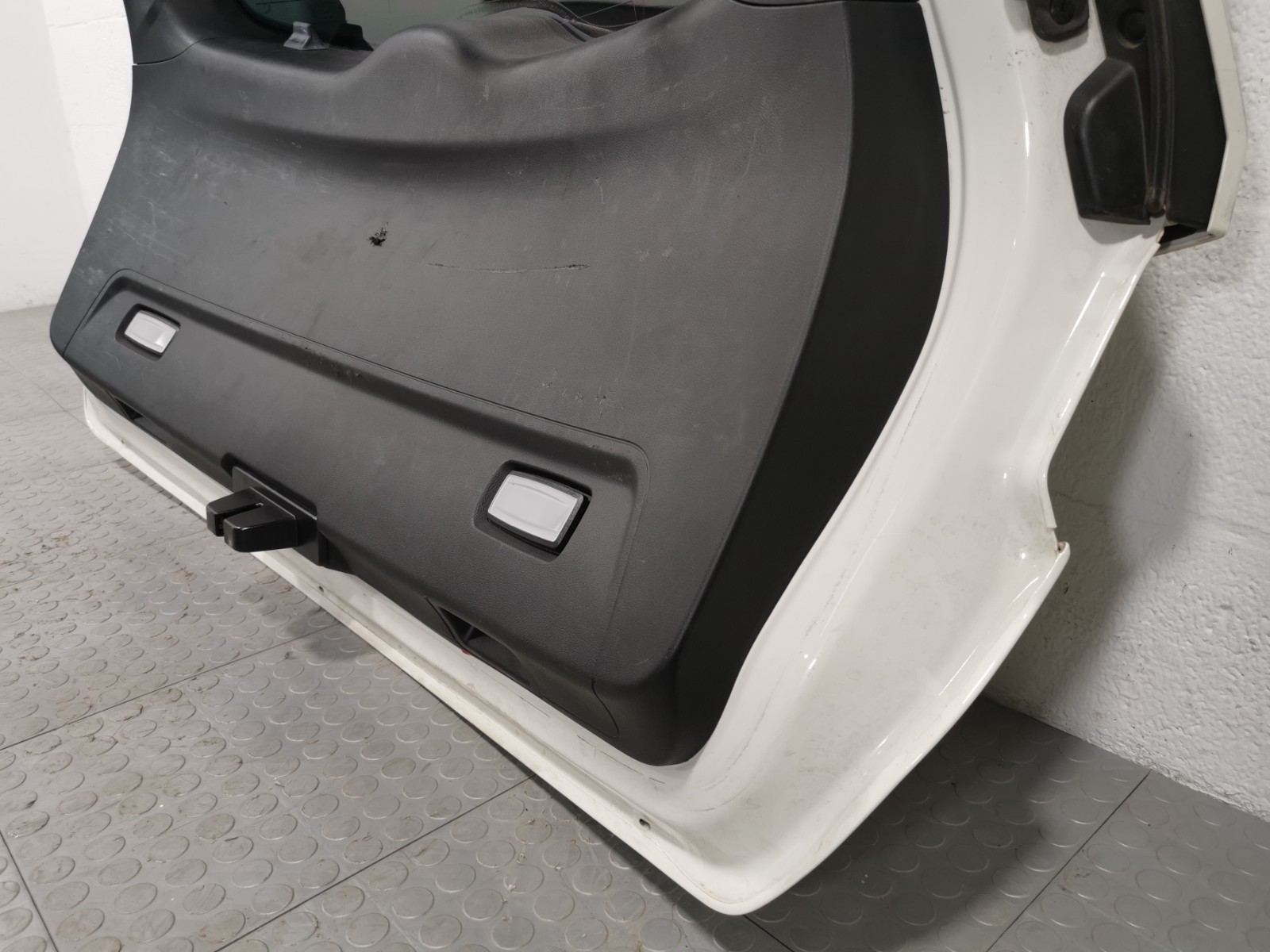 MASERATI Levante 3.0L AWD 2018  Complete Rear Trunk Lid Lift Gate 673005572 OEM