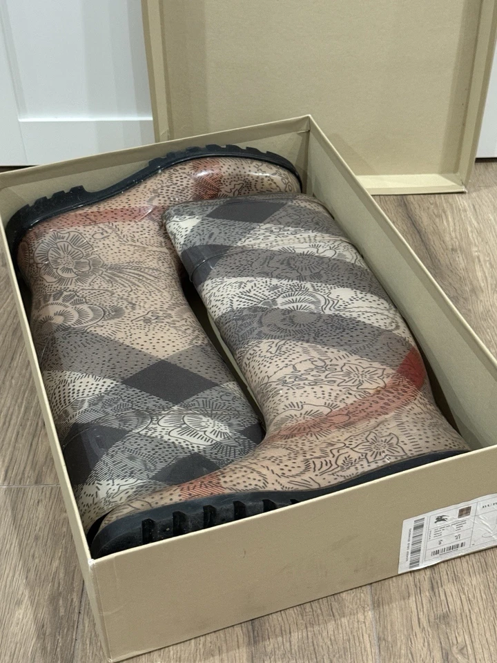 Hermosas Botas de Lluvia Burberry Florales Talla 10/10.5/11 - Talla UE 41 Foto 4 de 4