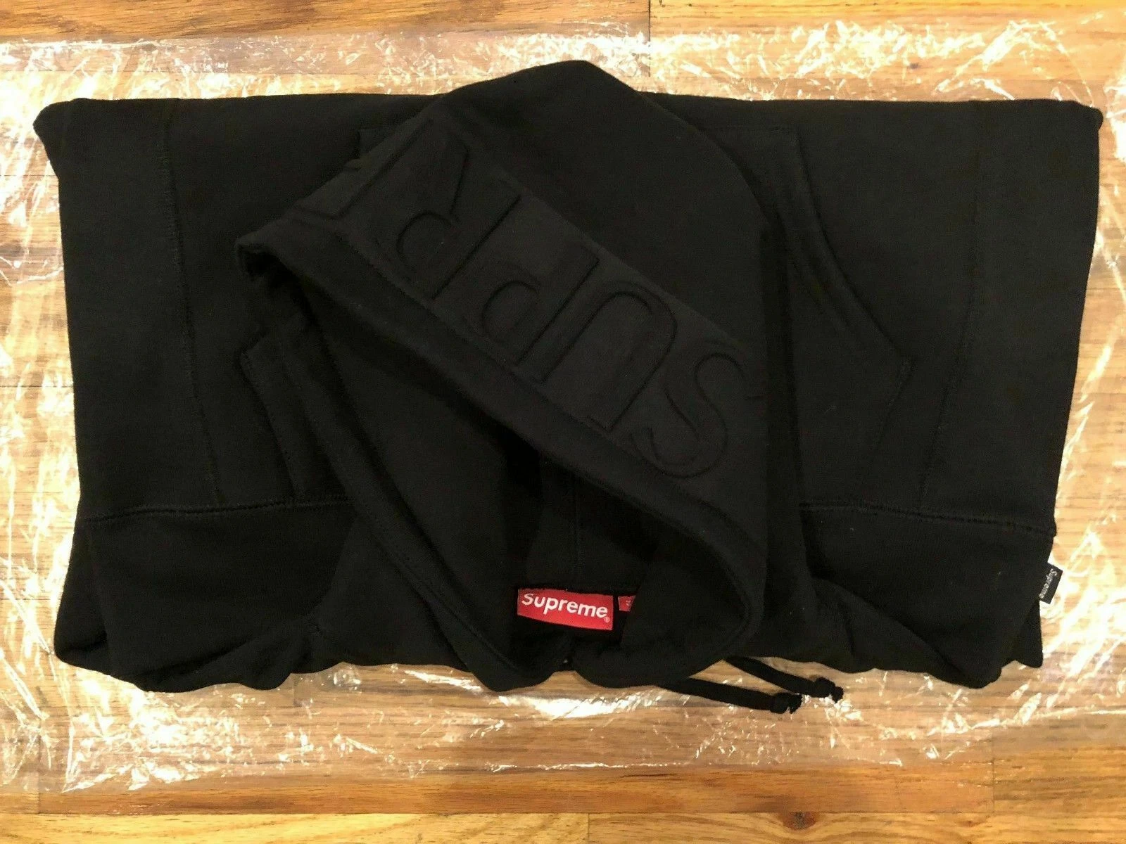 Sweat à capuche noir logo en relief suprême taille M FW17 boîte logo bogo