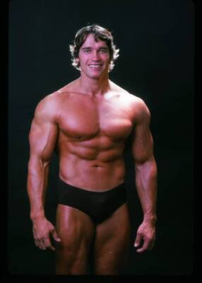 Arnold Schwarzenegger posing at the top of his form in October 1976 Old Photo 37