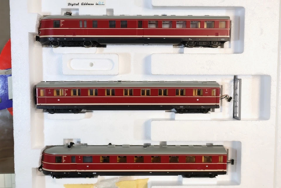 LILIPUT 126 04 MARKLIN DIGITAL AC DB MAROON CLASS VT 06 DIESEL RAILCAR SET on - Image 2 of 4