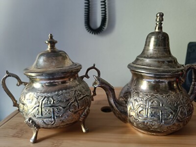 Vintage handgefertigt versilbertes marokkanisches Set: Teekanne und Zuckerschüssel graviert 