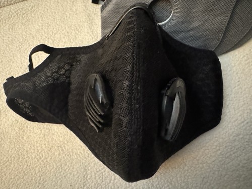Sport Mask with Exhalation Valves Activated Carbon Dust Mask Adjustable - Picture 2 of 9