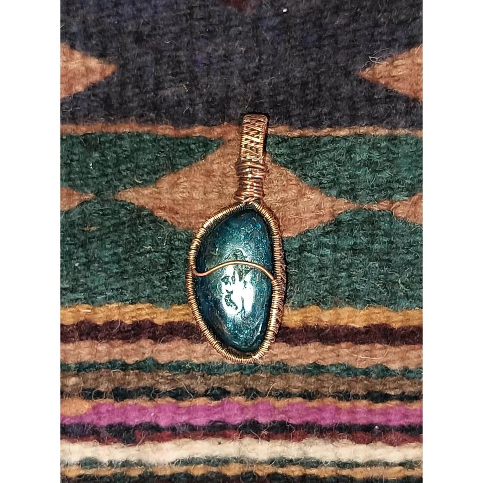 Collar colgante de cristal de piedras preciosas envuelto en alambre de cobre puro apatita hecho a mano Foto 3 de 4