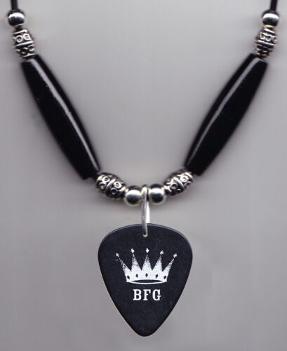 Zz Top Billy Gibbons Bfg King Bee Social Club Noir Guitare Pick Collier - Photo 1/3
