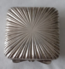 Entzückendes Pillendöschen 800er Silber Italien quadratische Form