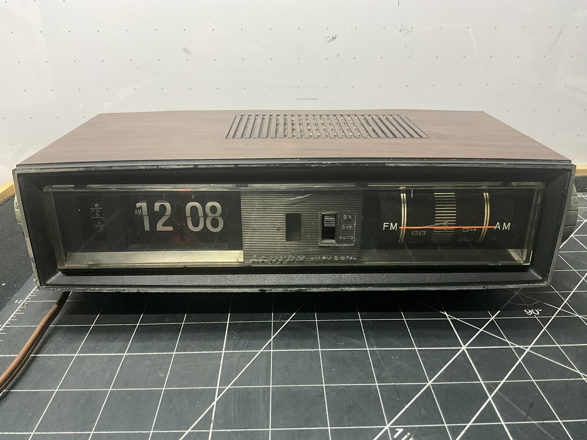 Vintage LLOYDS AM / FM Digital Flip Clock Radio Model J615-175B