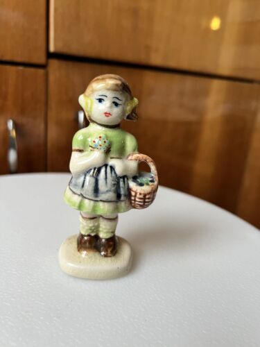Porzellan Figur Mädchen Mit Korb Für Sammler  Erbstück Alt - Bild 1 von 3