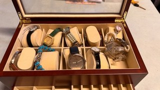 Uhrenbox Holz mit Glasdeckel und Schublade 10 Damen Modeuhren Konvolut