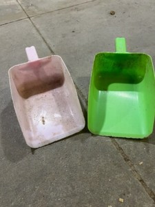 Grain feed scoop pink and green set of 2
