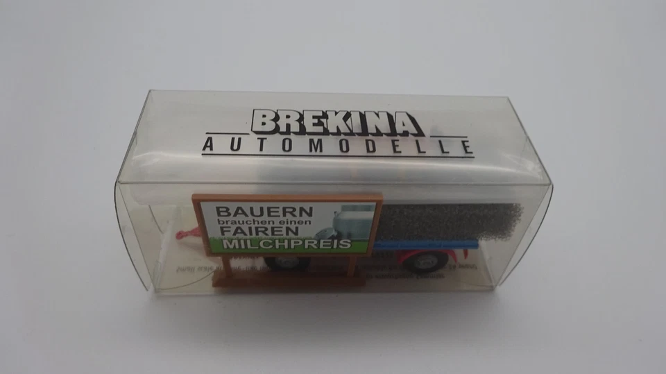 55236 Brekina Leichtanhänger mit Werbetafel und Kuh - Die faire Milch - 1:87 - Bild 2 von 4