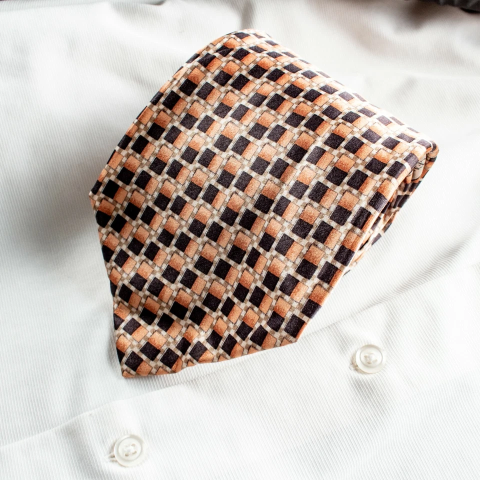 Gravata de seda geométrica VALENTINO Itália pêssego preto marfim 56"L x 4"W - Imagem 2 de 4