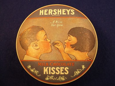 EXCELLENT VTG (1982 ENGLAND) ADVERTISING TIN ''HERSHEY'S MILK CHOCOLATE KISSES''