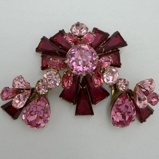 VINTAGE SCHREINER STYLE PINK RED KEYSTONE RHINESTONE BROOCH & EARRINGS SET