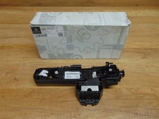 T&uuml;rgriffhalter vorne links Original Mercedes W204/W176/CLA117 - A2047602534