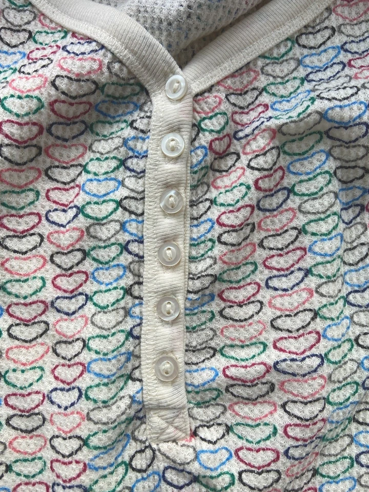 Lindo top Henley tejido gofre Y2K para mujer talla L estampado de corazón ajustado coqueta indie Foto 2 de 4