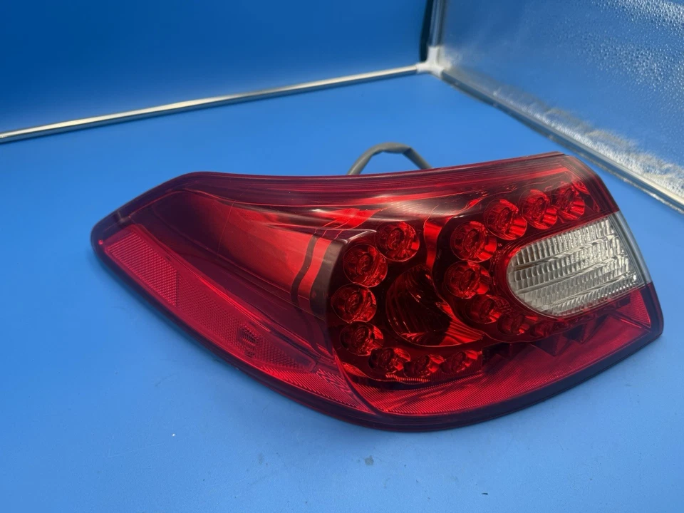 Luz trasera lateral izquierda Infiniti M37 2011-2013 conductor luz trasera led OEM Foto 2 de 4
