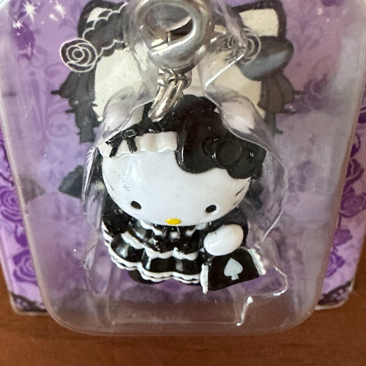 ハローキティ　Pour Lolita Gothic　Edition Hello Kitty Pour Lolita Gothic edition by Novala Takemoto