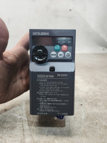 USED MITSUBISHI Electric Inverter Drive 3PH 200-240 VAC 50/60HZ FR-D720-0.2 2K