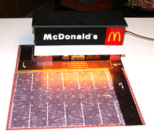 Carrera Deko McDonald Restaurant mit Parkplatz 1:43 mit LED Beleuchtung