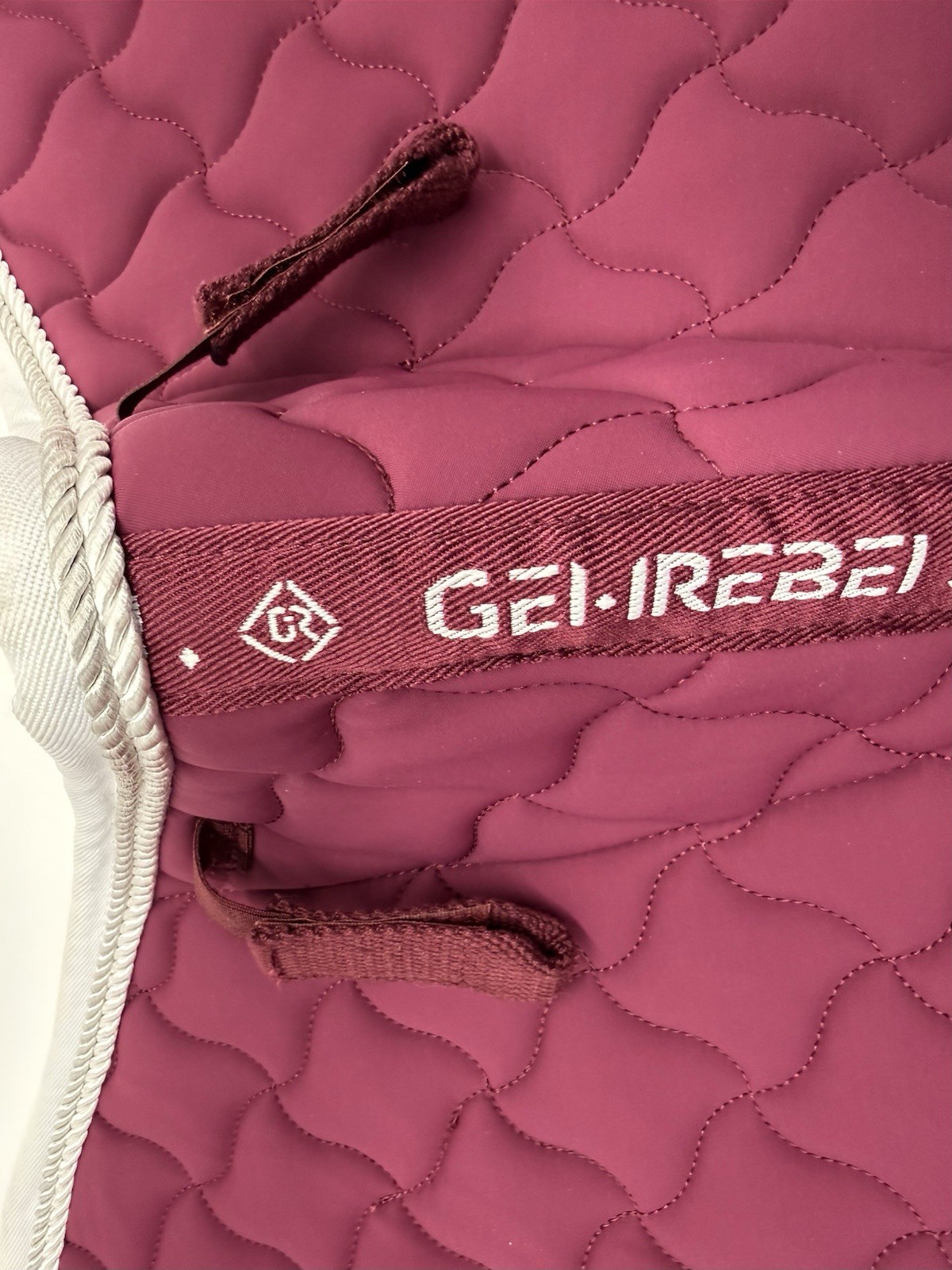 GemRebel Close Non-Slip English Horse Saddle Pad Moisture-Wicking Shock Absorb