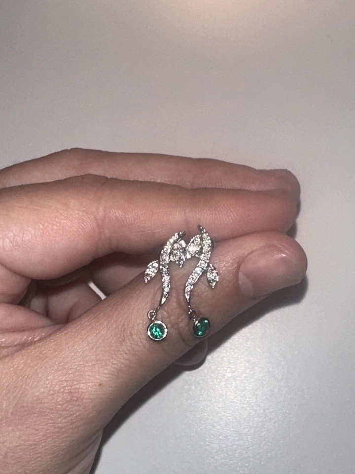 Pendientes colgantes de oro blanco con diamantes y esmeraldas cultivados en laboratorio Foto 4 de 4