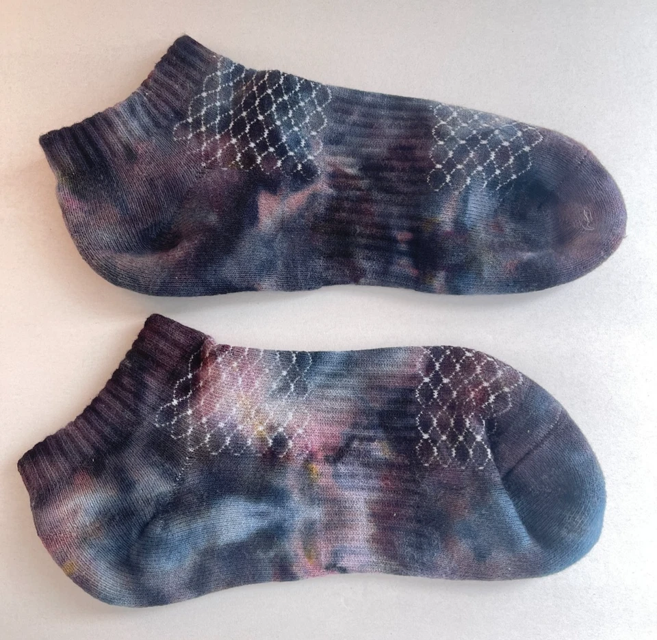 Paquete de calcetines tie dye hechos a mano, colorido juego de 2 calcetines tobilleros para teñir hielo, talla 6-12 Foto 2 de 4