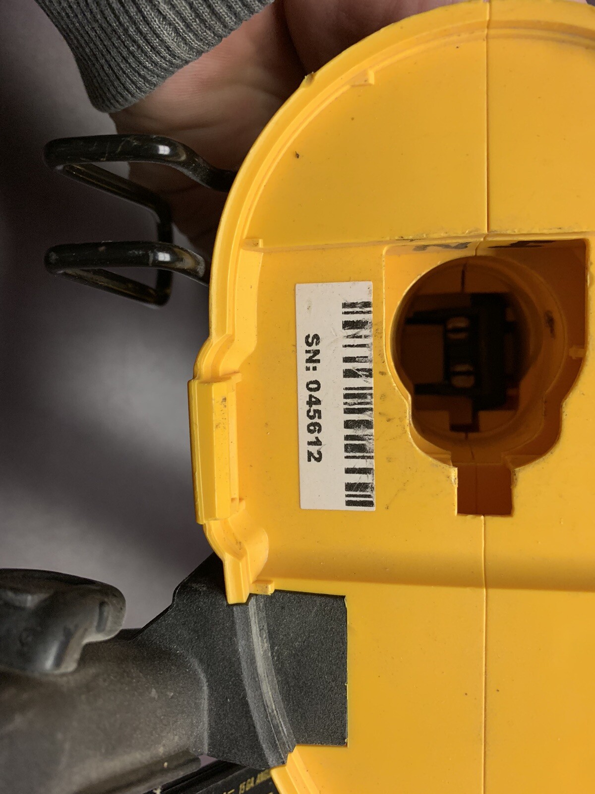 Dewalt 18 volt Finish Nailer 15 gauge 34 degree With Battery, Case and