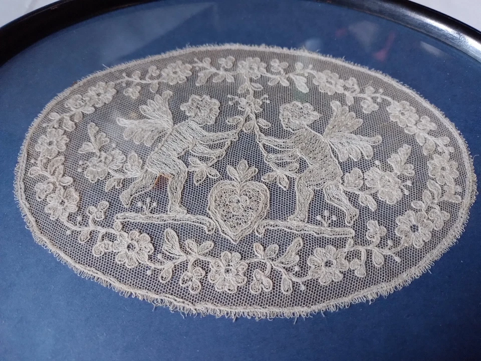 Broderie sur tulle,napperon aux angelots, encadrée sous verre, de forme ovale. - Photo 3/4